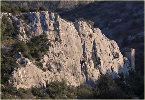 La falaise de la sainte beaume � Saint Montan